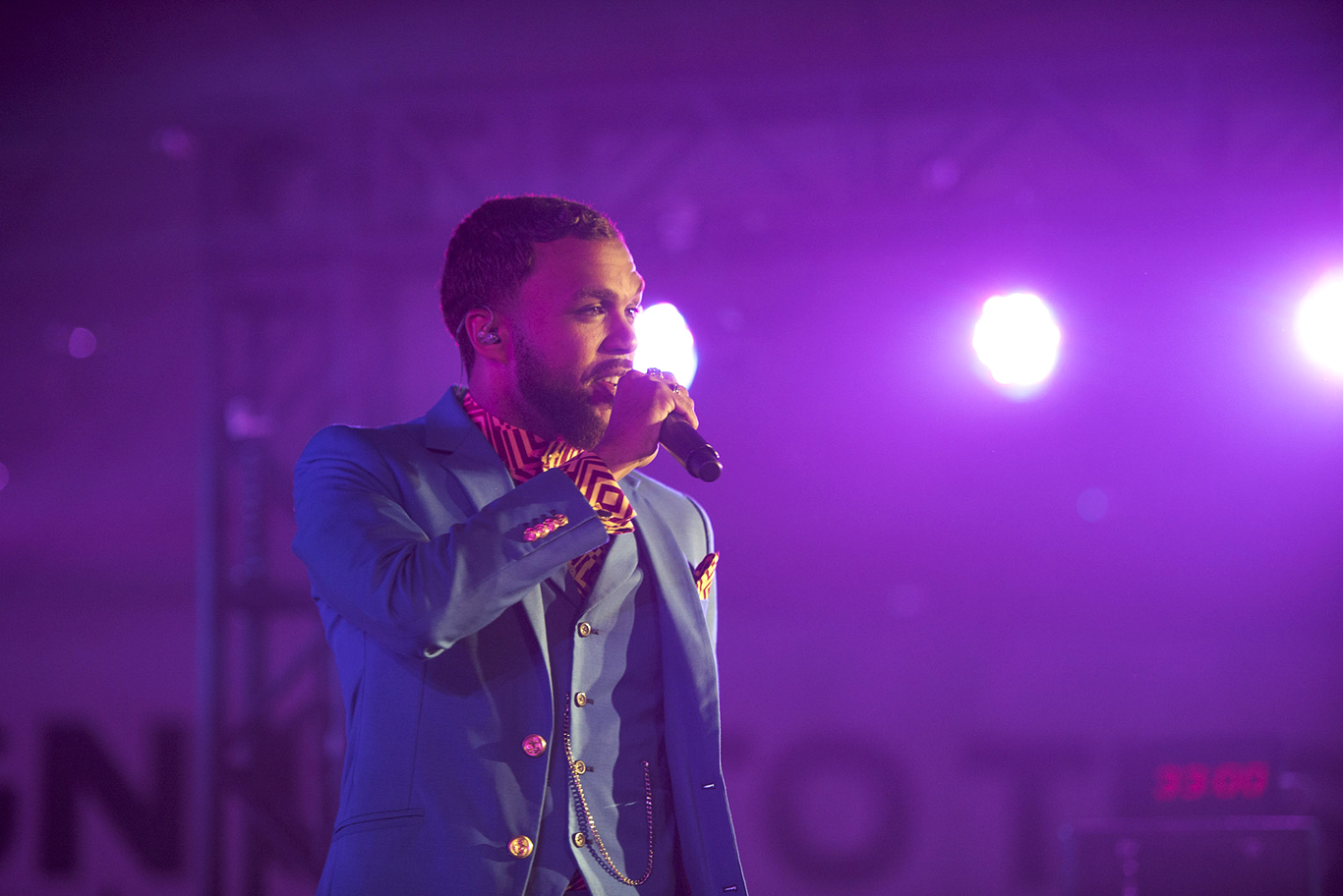 jidenna perfoming at Essence Festical